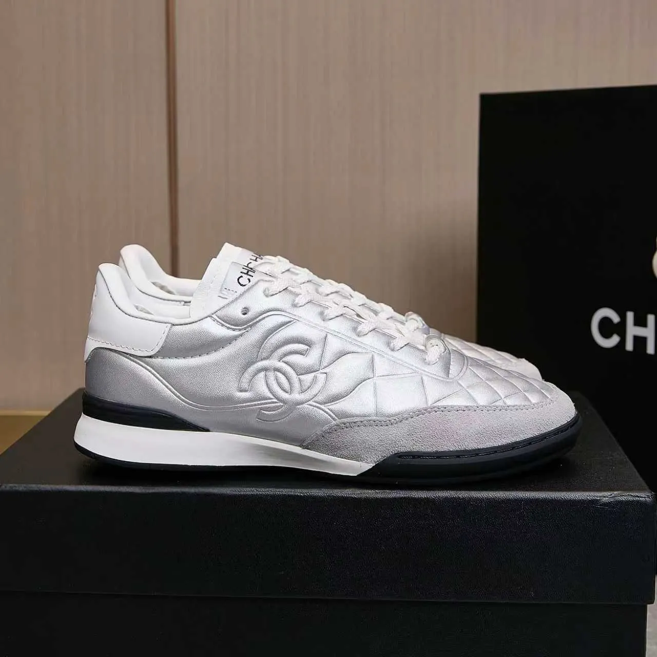 p560 Chanel Chanel - 2025 counter top casual sports shoes This classic design; the upper is electro-embroidered with a variety of craftsmanship; the outsole is fashionable and sporty; the extraordinary inclusion of a variety of color matching elements... The diversified mix and match is very beautiful and versatile, casual, fashionable, sports and outdoor can be taken into account... ꫛꫀꪝ Go➫ Materials: ❶Upper made of: Original imported mixed-breed sheep + craftsmanship ❷Inner uses: Original imported breathable sheepskin ❸ Outsole based on: Original TPU outsole Counter boutique packaging complete set Female 35–41 Male 39-45